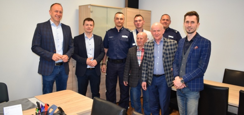 Nowe meble w komendzie. Dzięki samorządowi powiatowemu