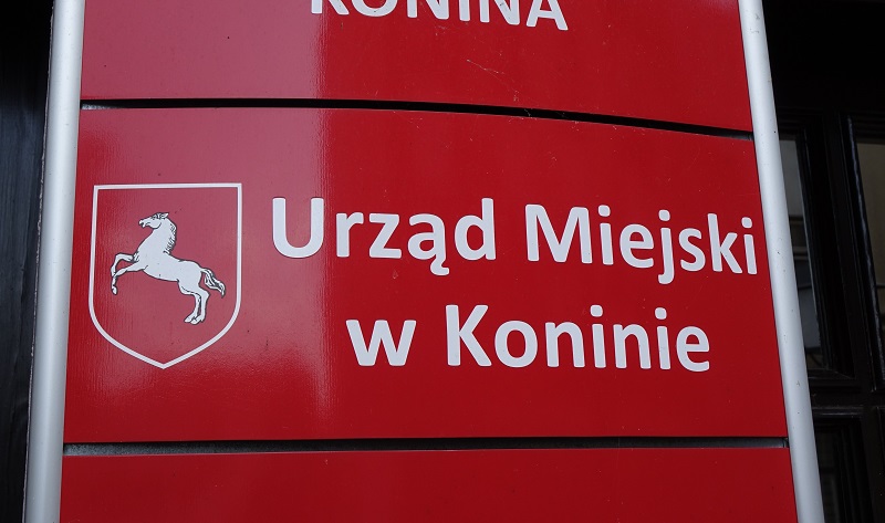 Urzędnicy z Konina przesłuchani przez prokuratora. Policjanci zabezpieczyli też dokumenty