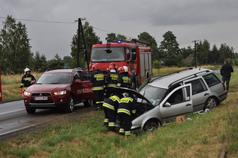Groźny wypadek w Imiełkowie. Volkswagen wpadł do rowu