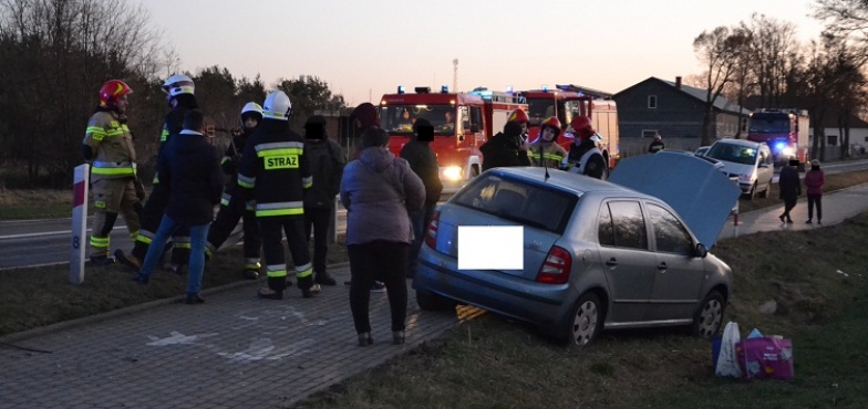Matka i półroczne dziecko w szpitalu. Wypadek na drodze w Kramsku