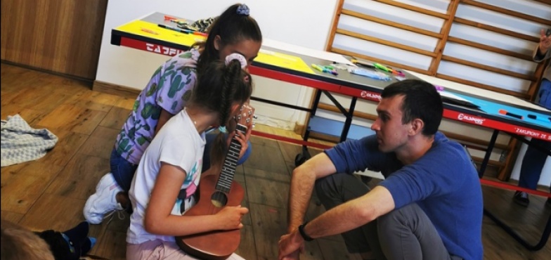 Studenci zorganizowali warsztaty dla dzieci z rodzin zastępczych. Pokazali, jak radzić sobie z emocjami