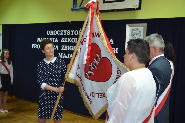 Nowy sztandar i hymn. Szkoła w Barczygłowie dumnie nosi imię profesora Zbigniewa Religi 