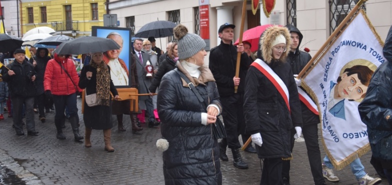 Modlili się w rocznicę śmierci św. Jana Pawła II. Złożyli kwiaty i zapalili znicze