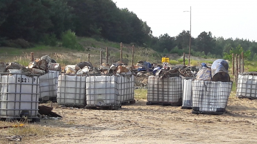 Beczki w Depauli ciągle stoją. Samochód do transportu nie