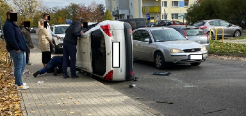Świadkowie wyciągali kobietę przez boczną szybę. Poważny wypadek na Szymanowskiego
