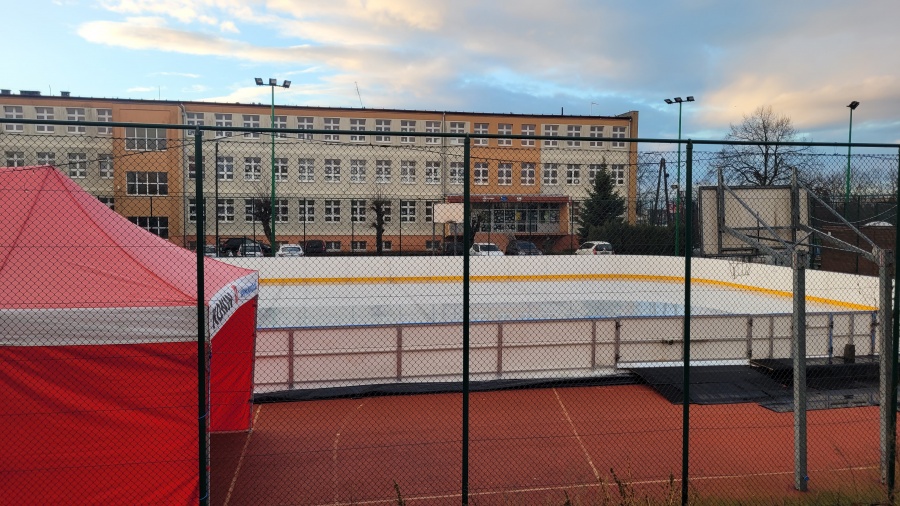 Pogoda przeszkodziła w uruchomieniu lodowiska 