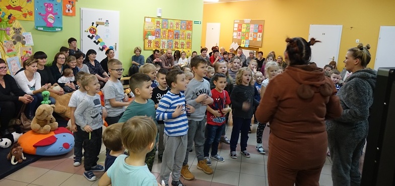 Dzieci w baśniowym świecie. Przedszkolaki dostały misiowy przysmak