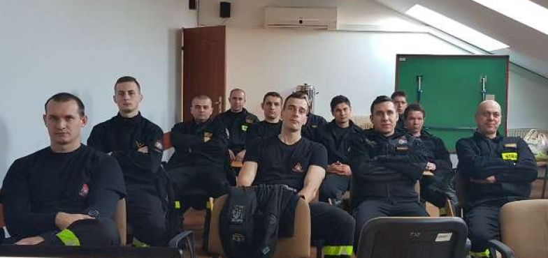 Szkolili się w ratownictwie na lodzie.  12 strażaków poszerzyło swoją wiedzę