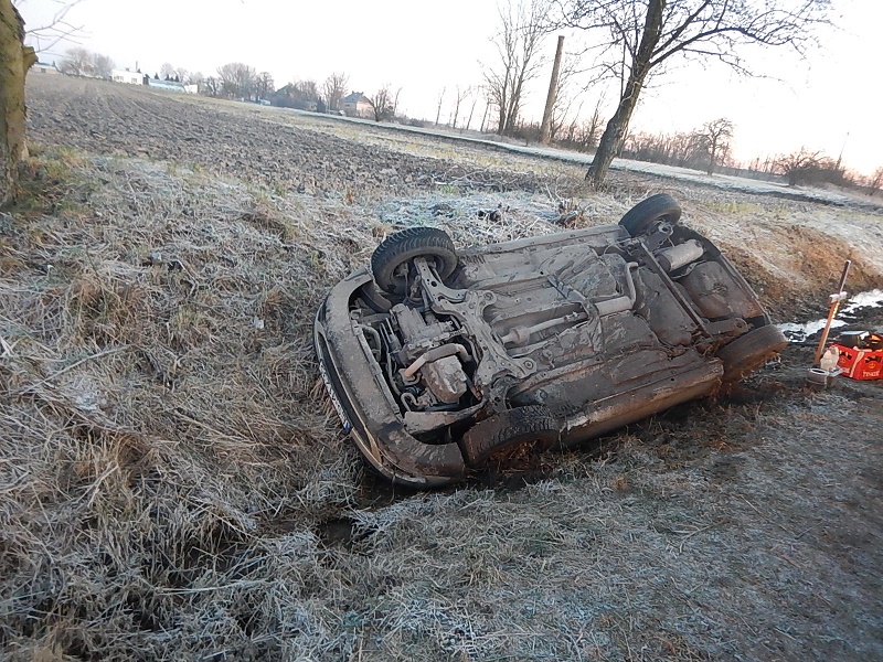 Wypadł z jezdni, dachował w rowie. Samochodem podróżowały dwie osoby  