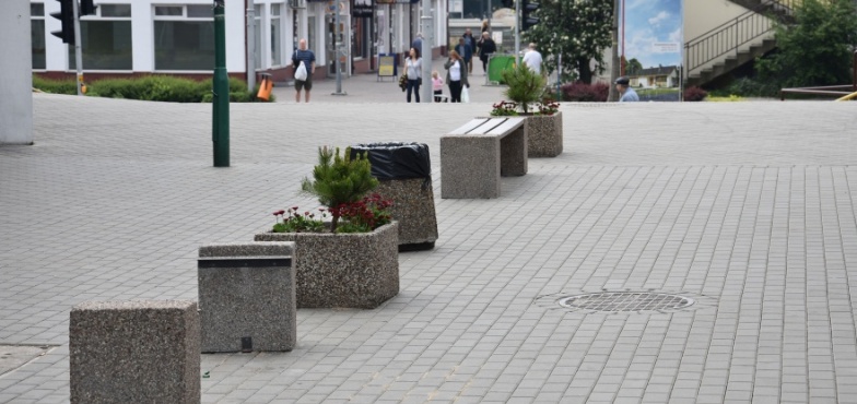 Walka na sztachety? W nocy na Zatorzu rzucali w siebie deskami z ławek