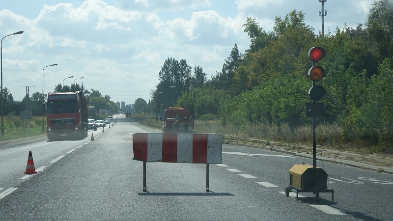 Utrudnienia na ulicy Przemysłowej w Niesłuszu. Ruch odbywa się wahadłowo