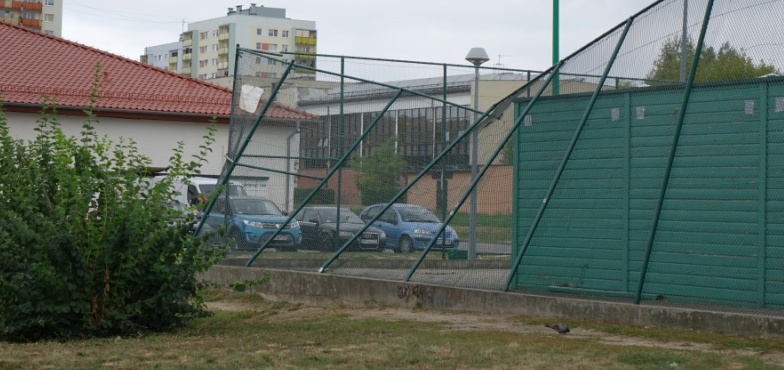 Ogrodzenie orlika nadal przewrócone. Boisko będzie jednak otwarte dla uczniów