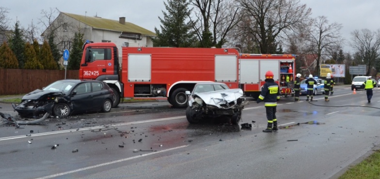 19-letni kierowca BMW stracił panowanie nad kierownicą. Czołowe zderzenie na Poznańskiej