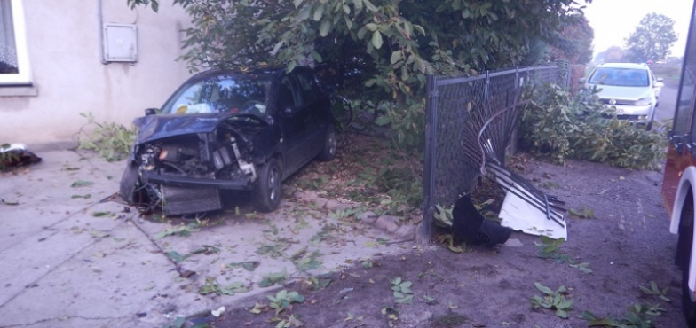 Na skrzyżowaniu zderzyły się dwa samochody. Wjechały w BMW stojące przy posesji