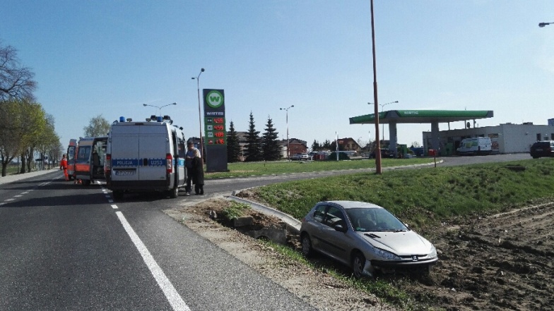 Kierowca karetki spowodował kolizję. Uderzył w prawidłowo jadącego peugeota  