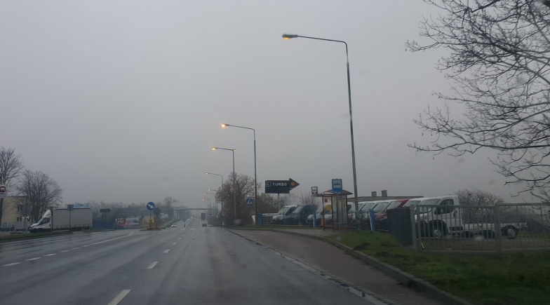 Lampy przy ulicy Poznańskiej świecą w dzień. Usuwają awarię 