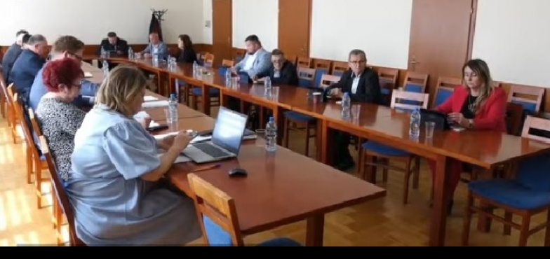Przewodniczący przeprosił radnego. Wręczył książkę, ale nie przyrównał radnych do świń