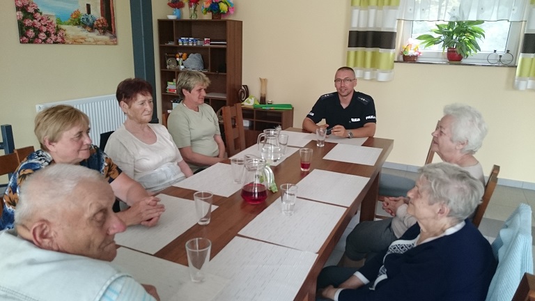 Dzielnicowy ostrzega przed oszustami. Udają wnuków, kuzynów, policjantów i pielęgniarki