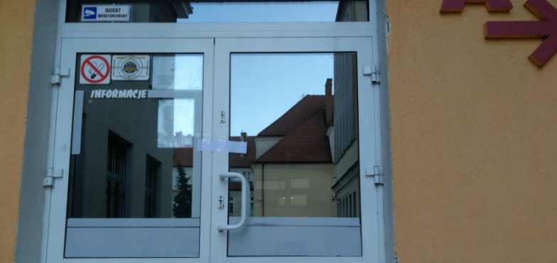 Bombowe pogróżki przysłano dziś do 8 szkół. „Maile nie są wiarygodne”