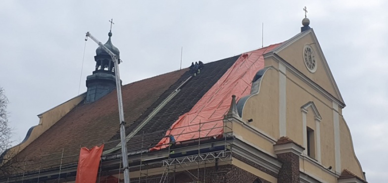 Trwa remont dachu słupeckiego kościoła farnego
