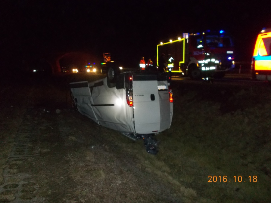 Na autostradzie zderzyły się dwa auta. Jedno przewróciło się na dach