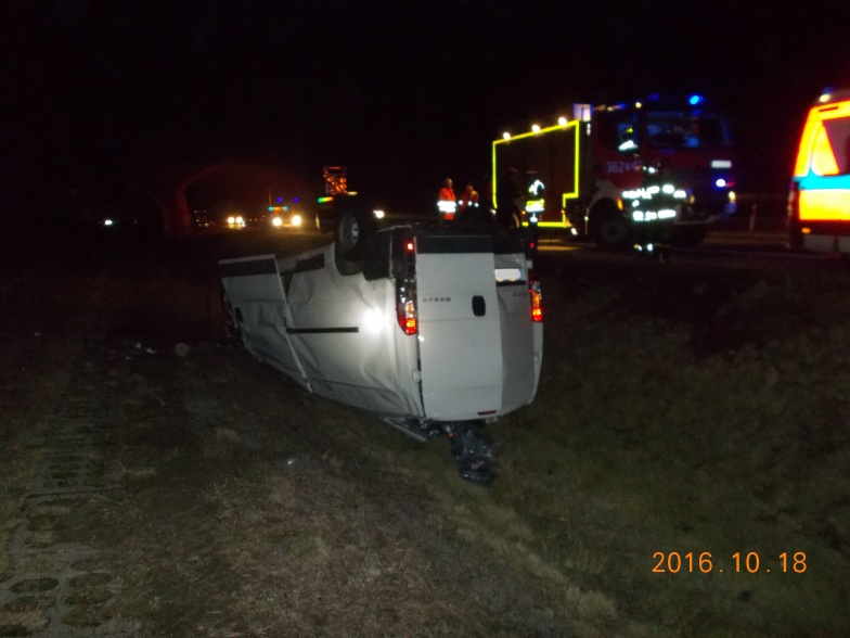 Na autostradzie zderzyły się dwa auta. Jedno przewróciło się na dach