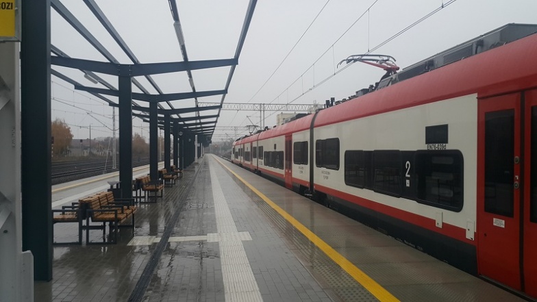 Nowy peron cały czas bez zadaszenia. Pasażerowie mokną czekając na pociąg 