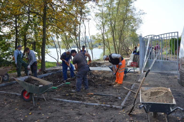 Powstała droga bez barier architektonicznych. Kiedy zostanie otwarta trasa wokół jeziorka na Zatorzu? 