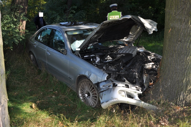 Zderzenie na prostym odcinku. Mercedes wjechał w drzewo