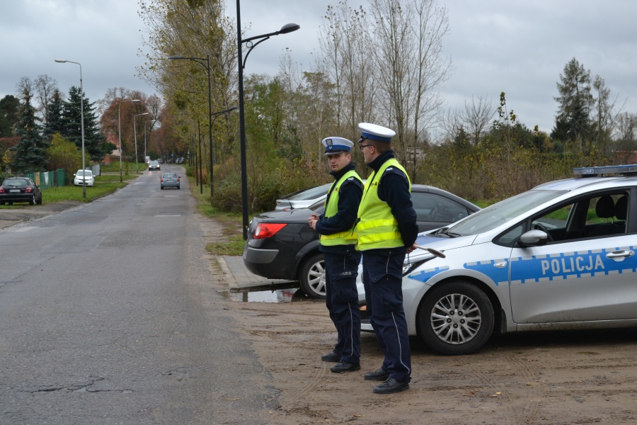 Uwaga kierowcy i piesi. Trwa akcja „Znicz”. Więcej patroli na drogach