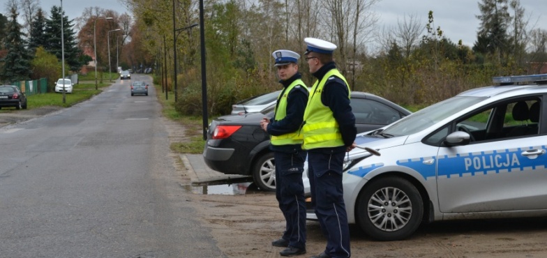 Uwaga kierowcy i piesi. Trwa akcja „Znicz”. Więcej patroli na drogach