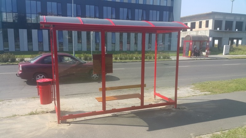 Po interwencji. Wreszcie jest nowa wiata przystankowa naprzeciwko sądu  