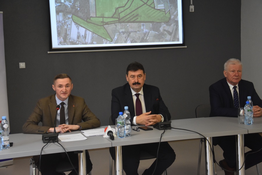 „Mamy do czynienia ze zjawiskiem głodu ziemi”. Ponad 250 ha trafi w dzierżawę do rolników