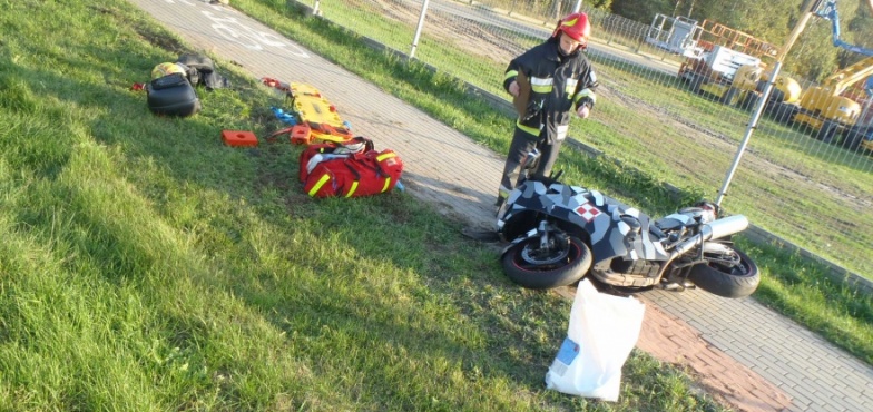 Droga K92 była zablokowana. Motocyklista zderzył się z busem 