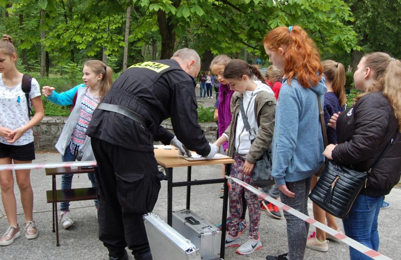 Policjanci dla dzieci przed wakacjami. Patrzyli przez tubę i alkogogle