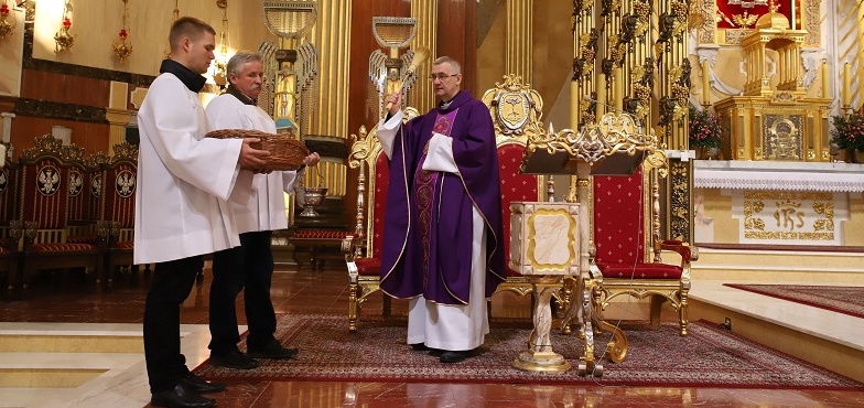 Poświęcono baranki do koszyczków wielkanocnych. Wierni mogli zabrać je do domów