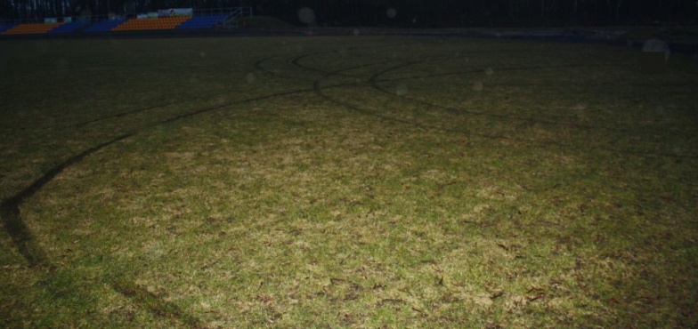 Kręcił „bączki” na boisku. 16-latek zniszczył murawę 