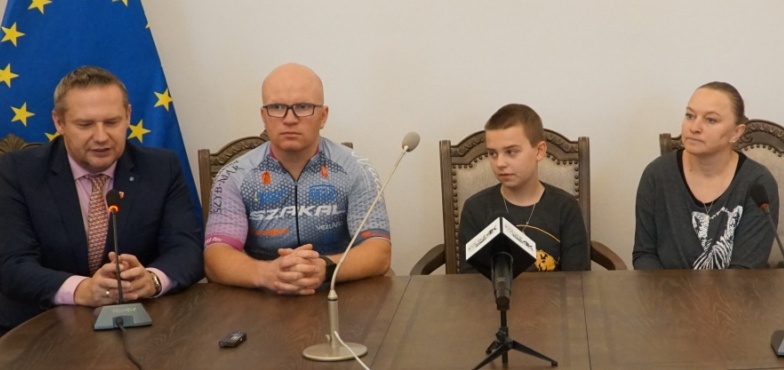 Kamil Jaroszewski rozpoczął kolejną charytatywną akcję. Na rowerze ma przejechać ponad tysiąc kilometrów