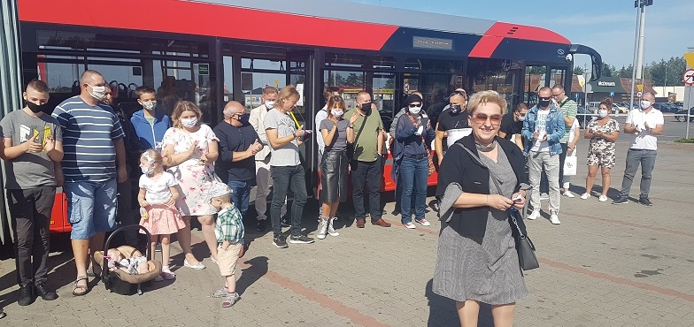 Happening MZK. Przesiedli się ze swoich samochodów do autobusu 