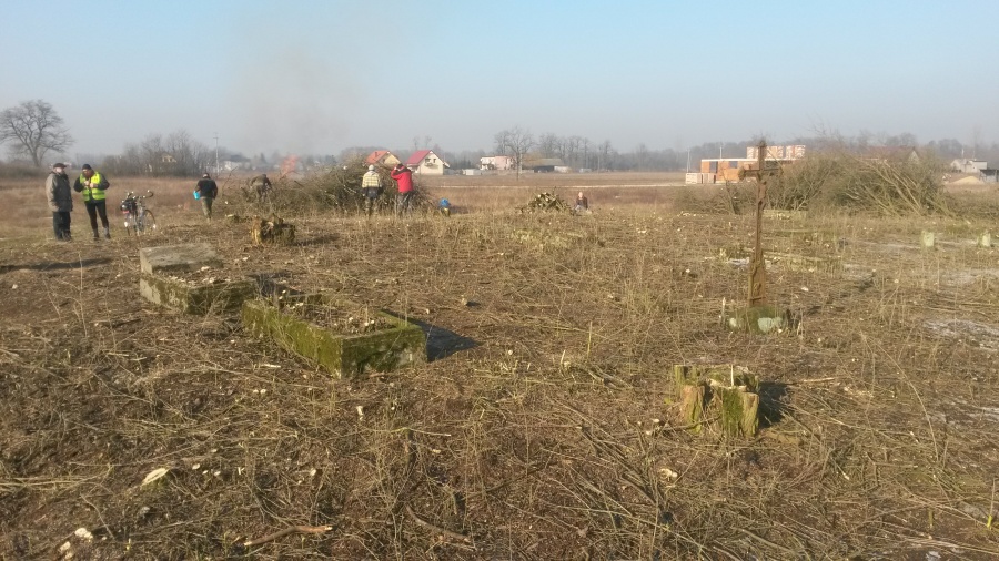 Ogrodzą wszystkie cmentarze. Władze gminy postawią płoty