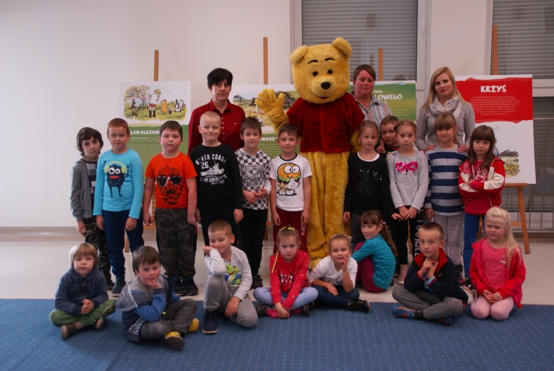 Niezwykły gość odwiedził bibliotekę. Wraz z przedszkolakami obejrzał wystawę 