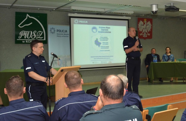 Debata społeczna. Policjanci rozmawiali o bezpieczeństwie na drogach