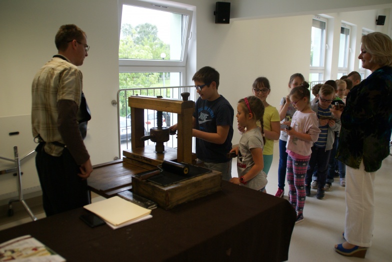 Biblioteka może być też warsztatem drukarskim. Uczniowie sami układali czcionki 