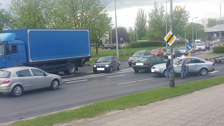 Kolizja na Wyszyńskiego. Utrudnienia w ruchu