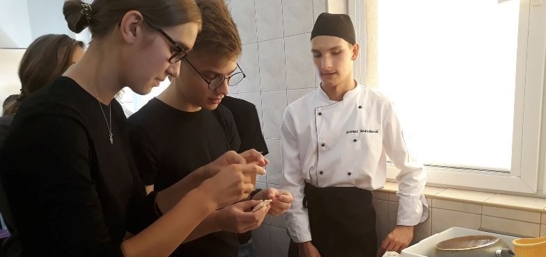 Spotkanie integracyjne w kuchni. Młodzież robiła wspólnie pierogi