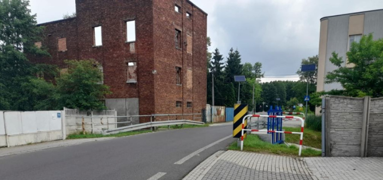 Chodnik kończy się nagle przed kanałem. Są pieniądze na kładkę dla pieszych