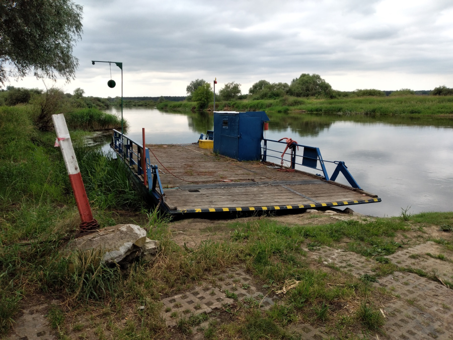 Pomogli przeciągnąć prom na brzeg. Strażacy są od wszystkiego