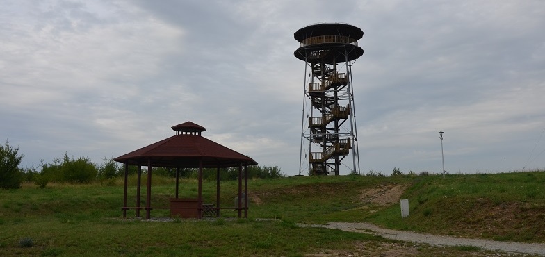 Obok wieży widokowej stanie siłownia i plac zabaw. Do końca listopada
