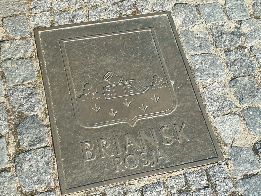 Miejsce po tablicy z nazwą i herbem Briańska na placu Wolności będzie uzupełnione kostką brukową  