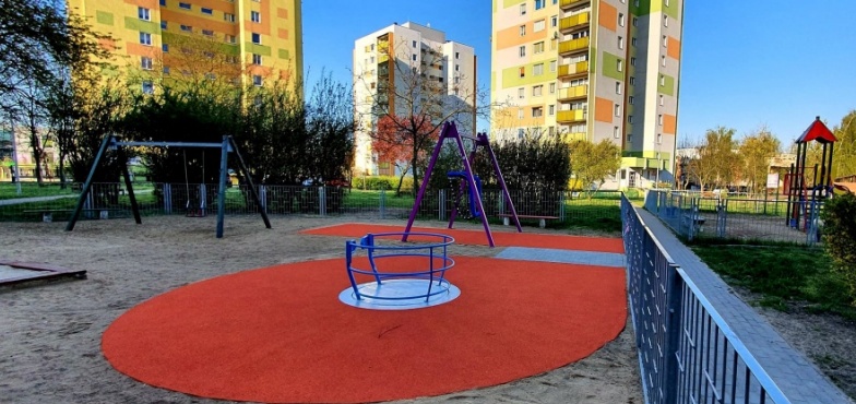 Nowe huśtawki na placach zabaw. To kolejny projekt z KBO  
